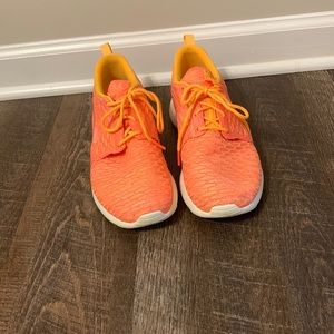 Nike Rosherun Flyknit Laser Orange/Bright Mango/Sail Running Shoe